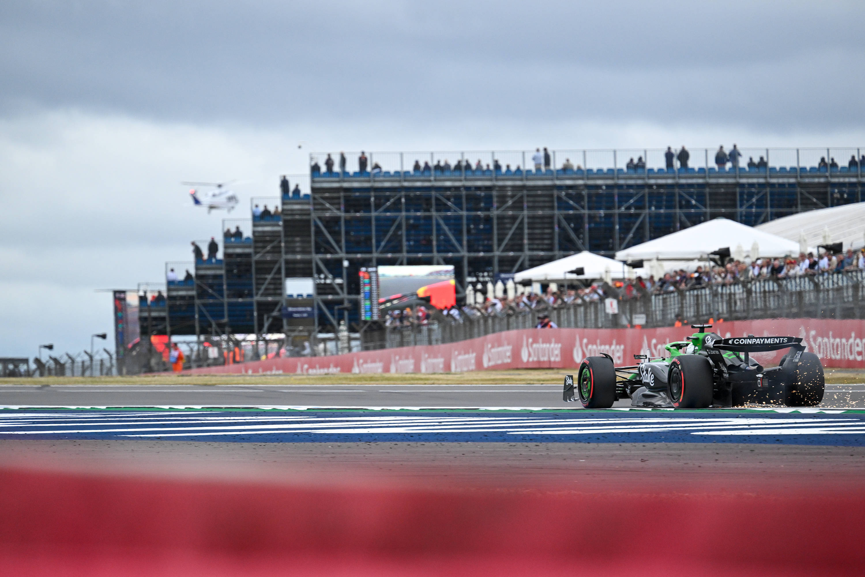 开云下载-阿斯顿马丁险胜索伯车队，皮亚斯特里刷新纪录